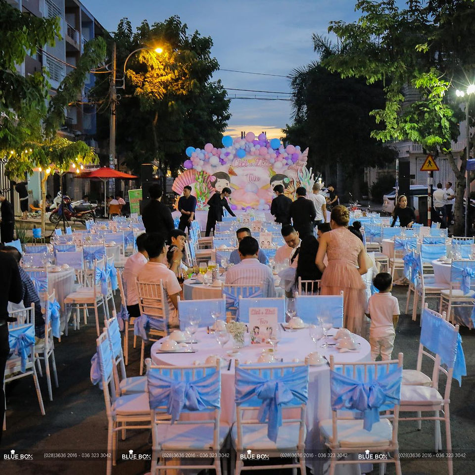 Tiệc bàn tròn kiểu Á - Tinh hoa ẩm thực Việt Nam và Châu Á ? Blue Box Catering · Tiệc Tea Break giá 