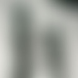 Schatten zweier Menschen, die sich gegenüberstehen und ihre Hände berühren, als Symbol für Nähe und Verbindung