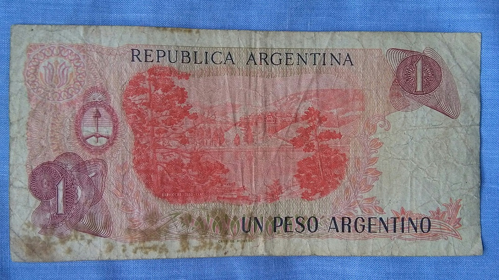 Miniatura: 2 Billetes de 1 Peso Argentino - Series A y B