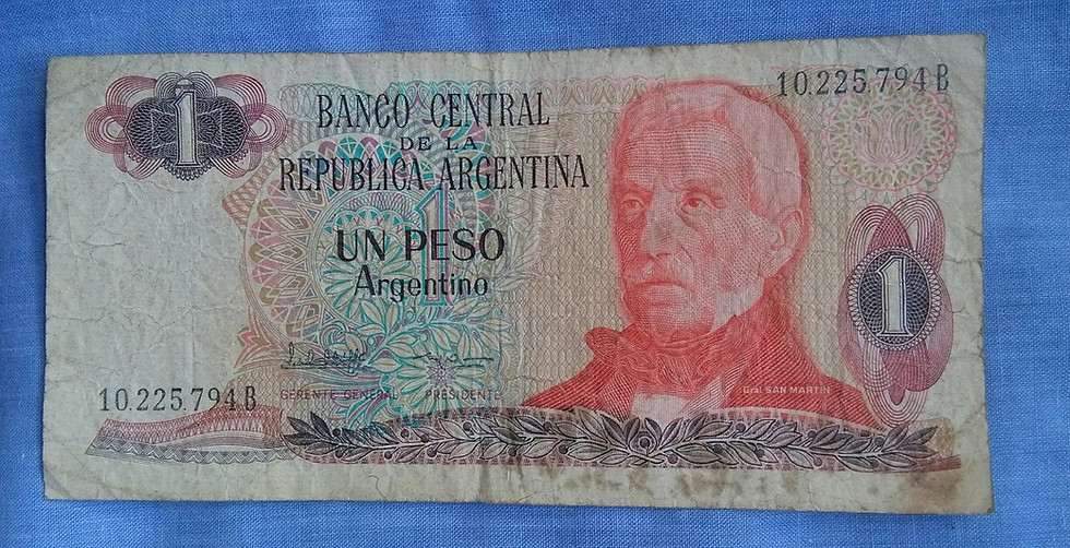 Miniatura: 2 Billetes de 1 Peso Argentino - Series A y B