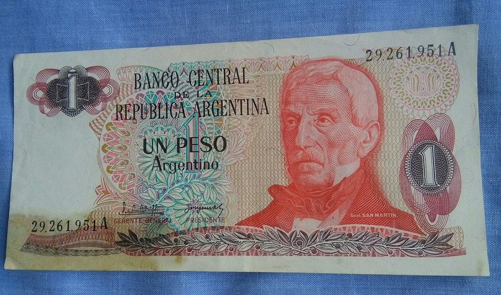 2 Billetes de 1 Peso Argentino - Series A y B