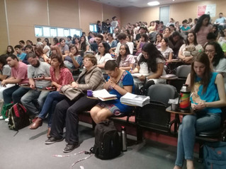 Estudiantes universitarios en una mesa panel sobre la baja de edad de punibilidad