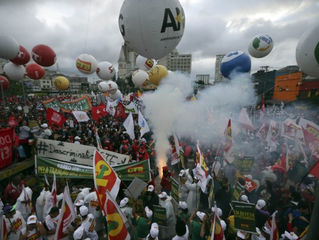 Organizaciones de izquierda, sindicatos y movimientos sociales marcharon en apoyo a Rousseff