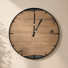 Wanduhr aus Holz und Eisenfassring