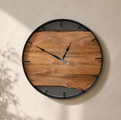 Uhr aus Holz und Metall