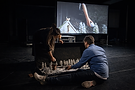 Stefanie Bonte aan het werk in het theater, filmen van miniaturen.png