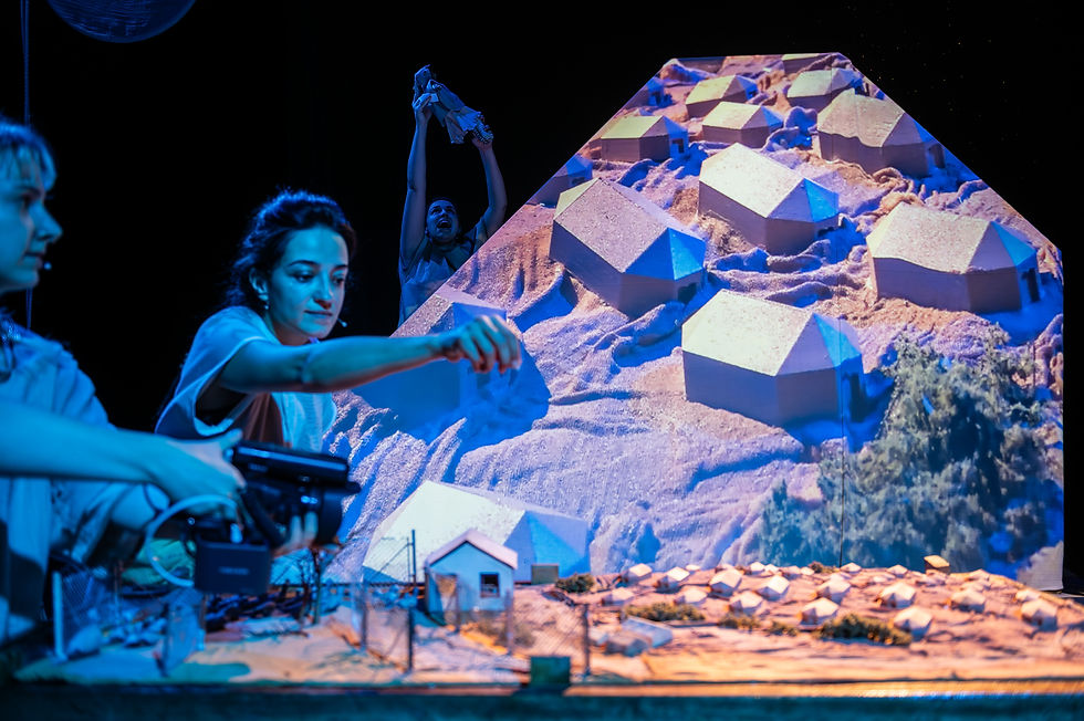 Een handheld Canon Legria HF G26 werd hier gebruikt omdat de camera de mogelijkheid heeft tot verwisselbare lenzen, maar ook enigszins compact was.