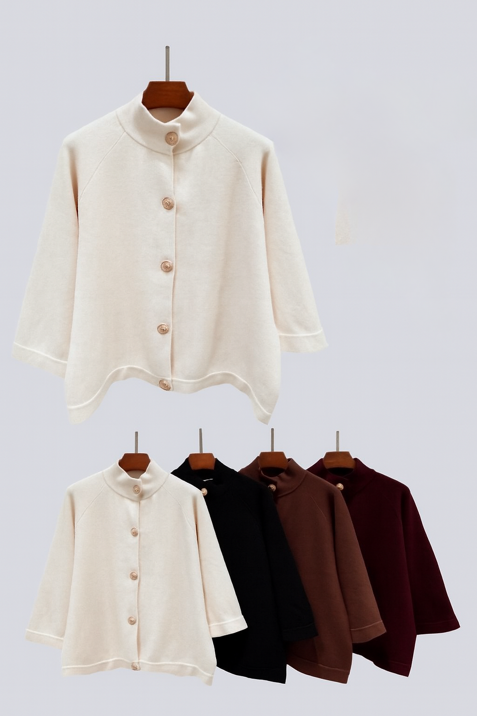 Miniaturbild: Cape-Strickjacke mit Goldknöpfen  Renesse