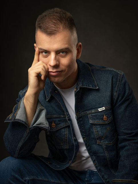 Sesja na Tindera Kraków w kurtce jeansowej, studio Kraków