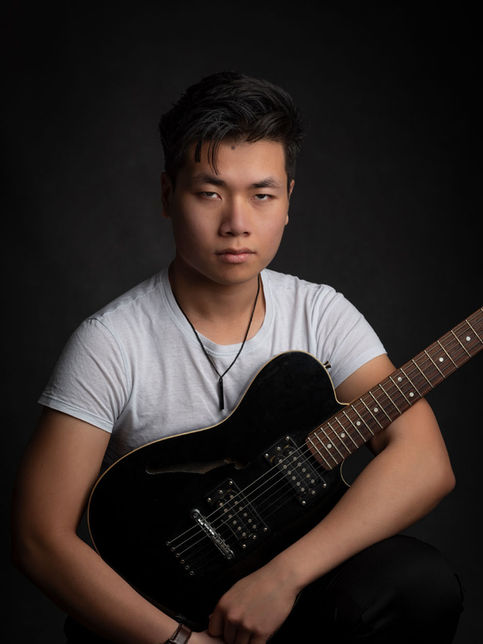 Gitarzysta z gitarą elektryczną podczas sesji wizerunkowej w Krakowie