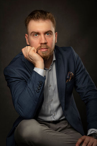Sesja portretowa mężczyzny w studio Kraków — mężczyzna w marynarce, zamyślona poza