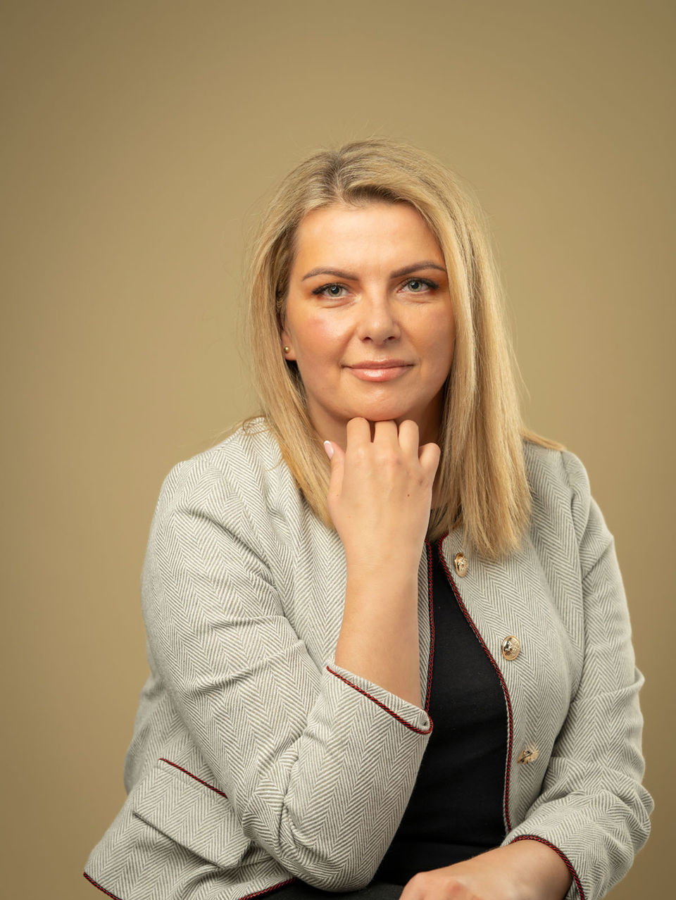 Portret biznesowy kobiety w jasnej marynarce, studio Kraków