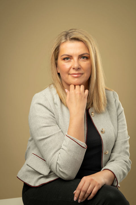 Sesja wizerunkowa Kraków — portret kobiety w beżowej marynarce, studio