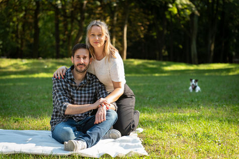 Para z psem rasy Jack Russell — ujęcie plenerowe w słoneczny dzień