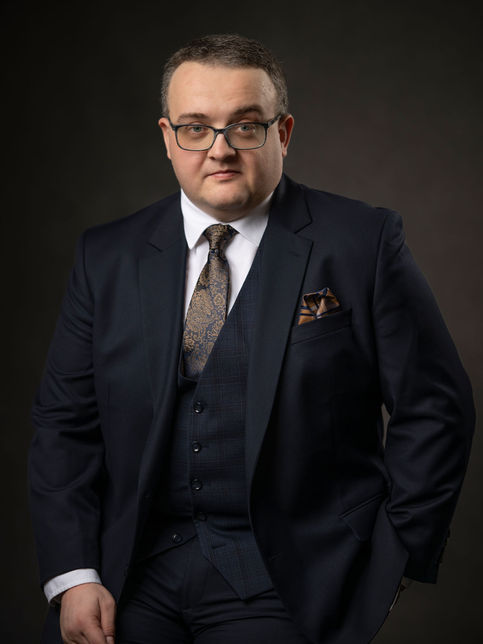 Sesja na Tindera Kraków. Portret mężczyzny w garniturze trzyczęściowym, studio fotograficzne.