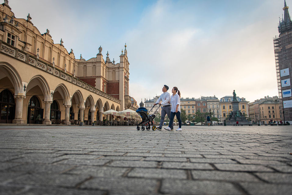 Sesja plenerowa Kraków — para na Rynku Głównym, Sukiennice w tle, ujęcie z niskiego kąta