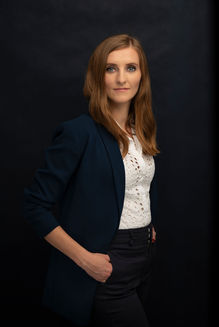 Profesjonalne zdjęcie biznesowe kobiety w marynarce — sesja do LinkedIna lub CV wykonana w studiu fotograficznym w Krakowie