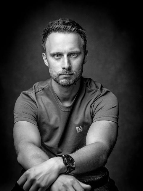Czarno-biały portret męski brodatego mężczyzny w studiu, nastrojowe światło, sesja męska w Krakowie, Victor Ravell