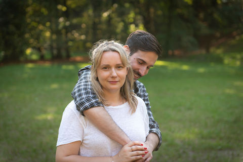 Para w parku w Krakowie— romantyczna sesja zdjęciowa w słoneczny dzień