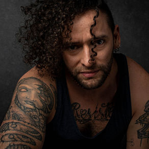 Jak wyglądać pewnie, ale naturalnie – sesja męska w Krakowie bez sztucznych póz