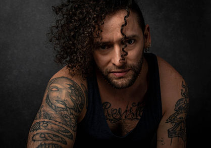 Kreatywny portret mężczyzny z tatuażami, sesja męska Kraków