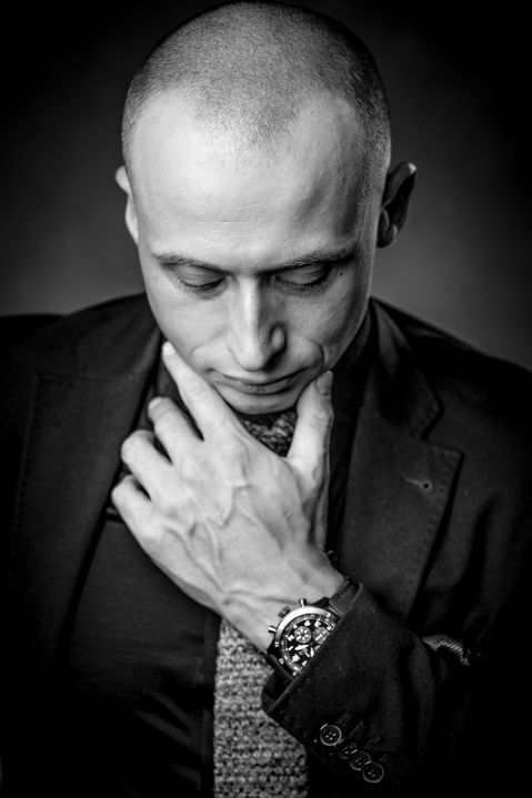 Sesja meska moody — portret w czerni i bieli, mężczyzna w garniturze