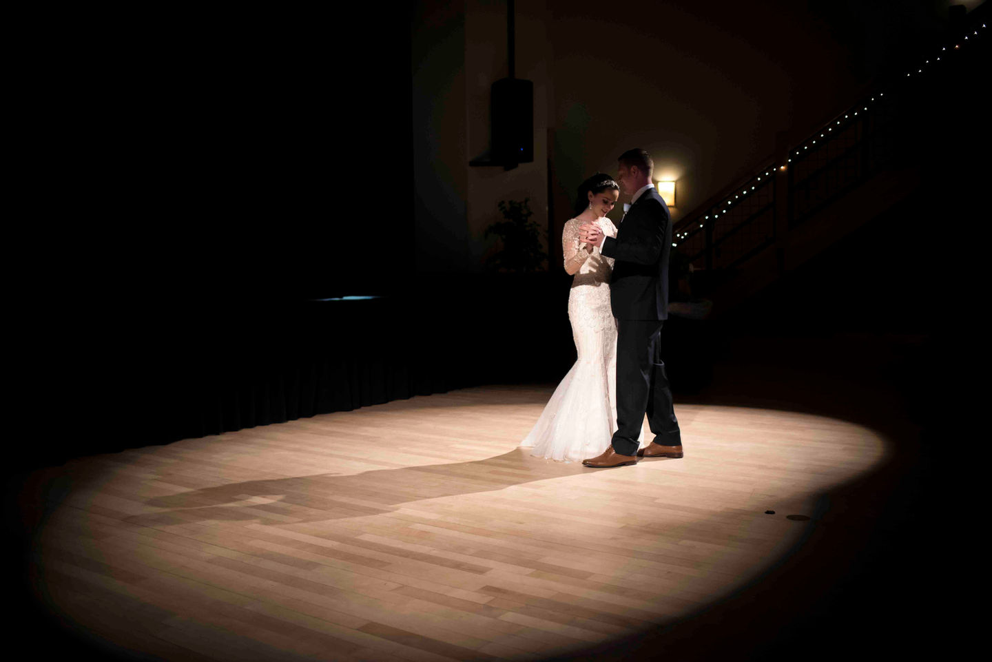 6. Fotografia ślubna — pierwszy taniec pary młodej w kręgu reflektora, sala weselna