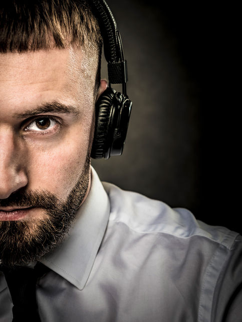 Kreatywny portret mężczyzny w słuchawkach, studio Kraków