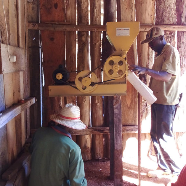 Produtores utilizando equipamento comprado pelo projeto.