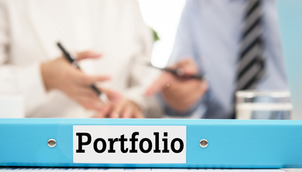 Aprenda como montar um portfólio de assessor político. Saiba o que incluir, como estruturar a apresentação dos projetos e destacar sua experiência no mercado. Palavras-chave: portfolio de assessor politico, como montar portfolio politica, curriculo assessor parlamentar, trabalhar na politica, vagas em gabinete.