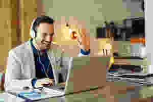 Ein Geschäftsmann verwendet Videokonferenzen, um auf seinem Laptop Business English zu üben.