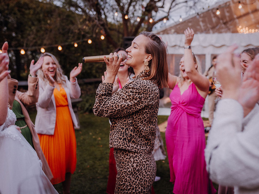 Hochzeitssängerin_Unten_ChristineMiess.jpg