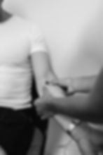 Eine Person die eine Infusion bekommt. Das Bild ist in schwarz/weiß.