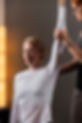 Henkilö avustaa toista henkilöä Pilates liikkeissä