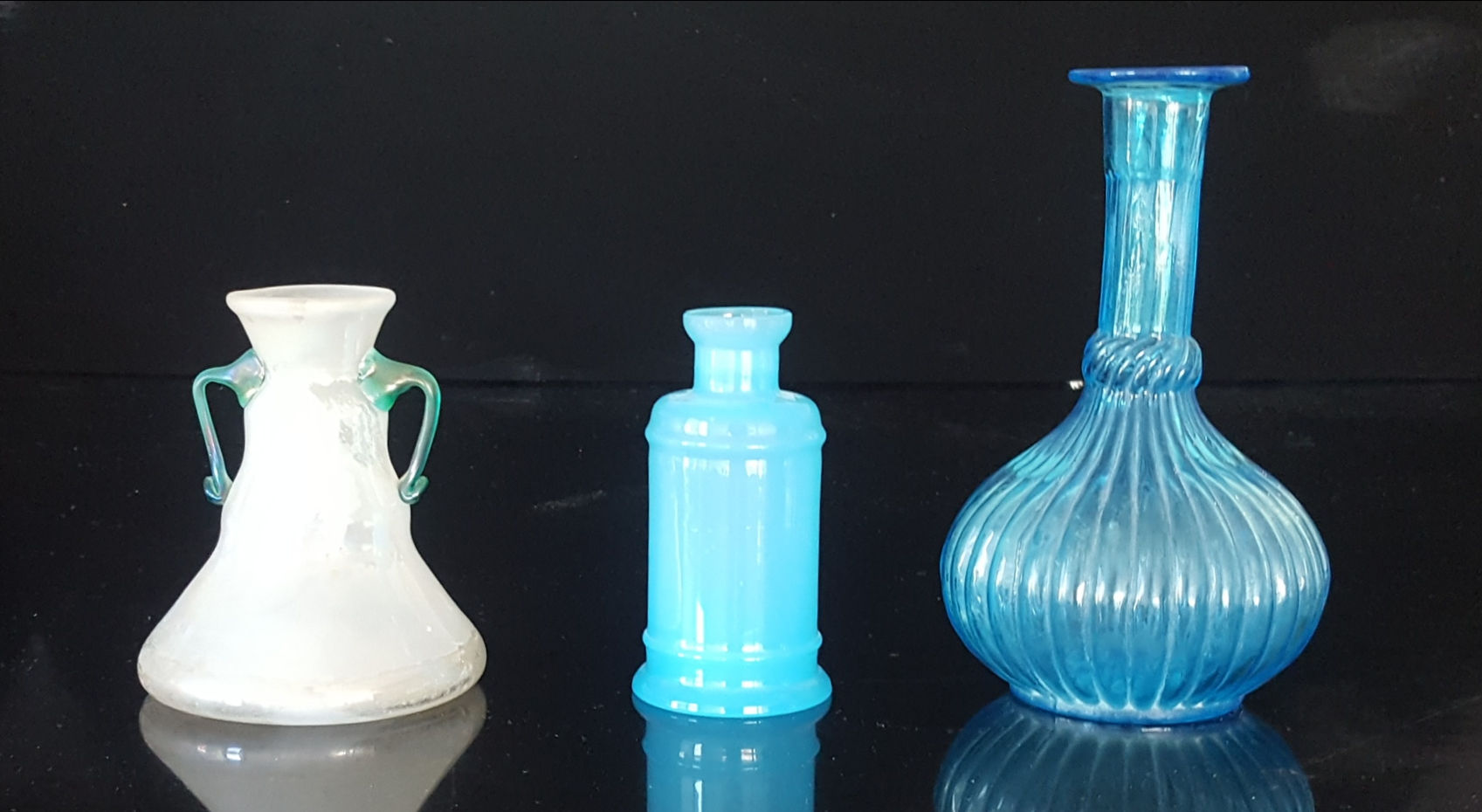 Drei reizende Vasen: weiss und blau