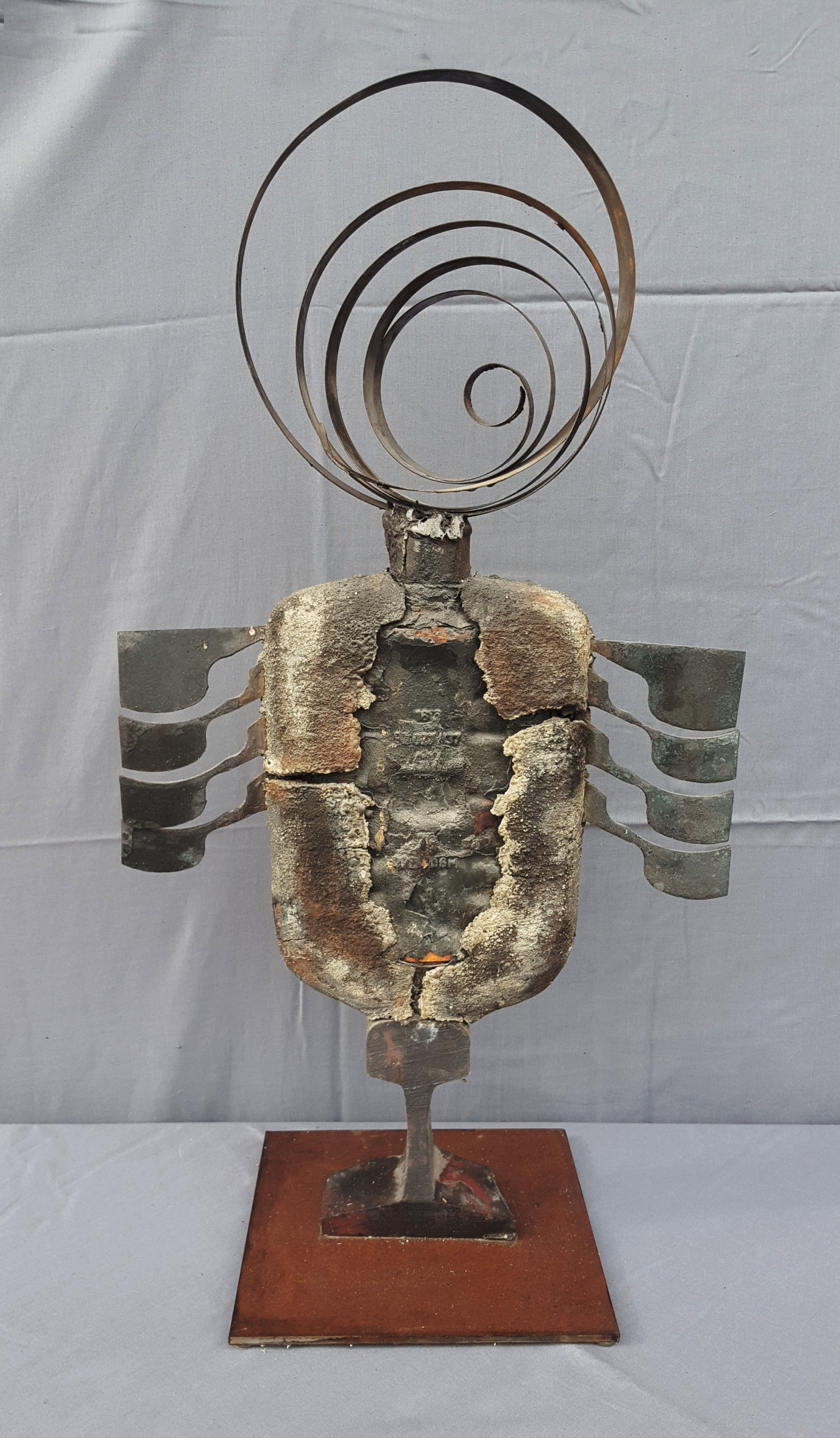 Verspielte Skulptur "La tête dans l'air"