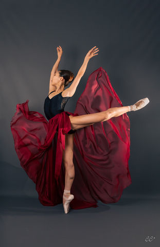 Séance photo danse avec une longue jupe rouge fluide
