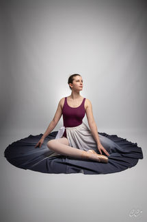 photographie d'une danseuse avec une jupe de danse réalisée par la créatrice andralys