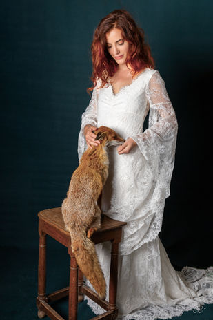 photographie féerique d'une femme avec un renard