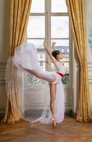 Séance photo danse avec une jupe blanche longue en tulle