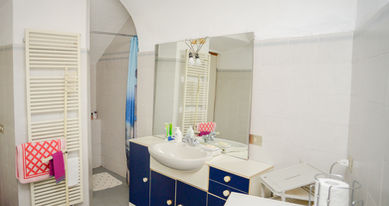 Gasthuis; badkamer; Schilderretraite; retraite; italië; schildervakantie Italië; christelijke retraite; stilte; bezinning; schilderen; noord Italië; comomeer