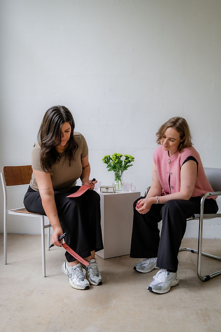 Das Bild zeigt ein Coaching in Köln mit zwei Frauen, die Karten auf den Boden legen.