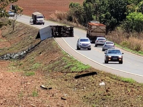 ACIDENTE EM RODOVIA VIANÓPOLIS/ORIZONA: CAMINHÃO BAÚ TOMBA COM RESULTADOS LEVES
