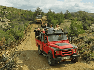 Roter Jeep auf Offroad-Strecke durch die Taurusberge – Jeep-Safari ab Side
