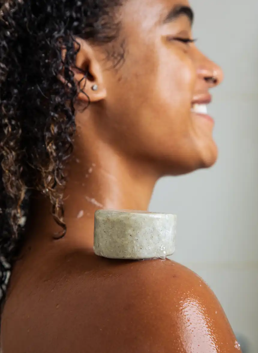 woman_with_flake_free_shampoo_bar_shoulder_9732a3e061.webp
