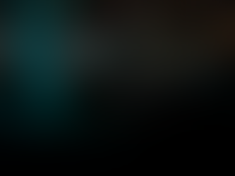 profissional da música trabalhando com um notebook em um ambiente musical