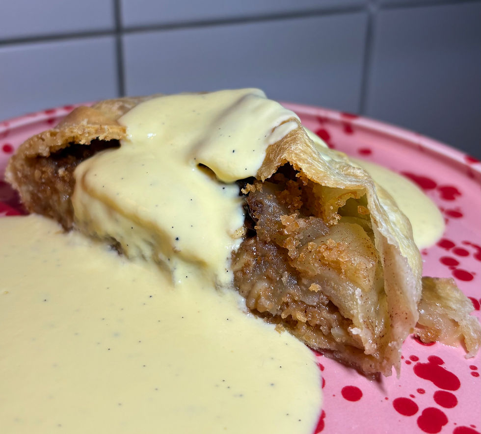Apfelstrudel mit Rosinen, Walnüssen und Vanillesoße from scratch