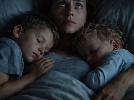 סטרס אזעקות חרדה שינה – אמא ערה בלילה עם ילדים ישנים בזמן אזעקות