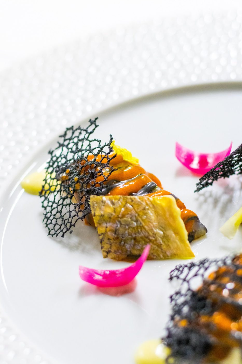Poisson braisé, dentelle noire et sauce orange