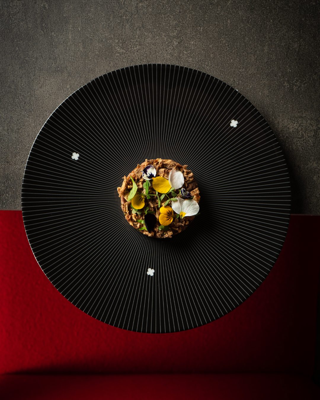 Tartare de veau mi-cuit, assiette noire rayée